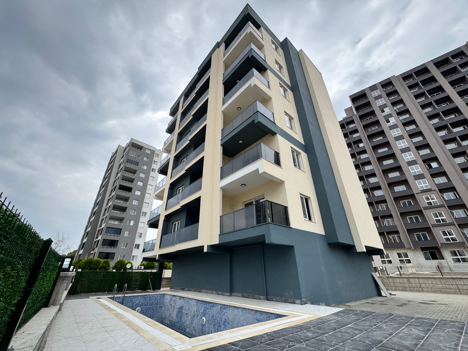 TURYAP TROPIK'TEN ARPAÇBAHŞIŞTE SATILIK HAVUZLU LÜX 1+1 DAİRE