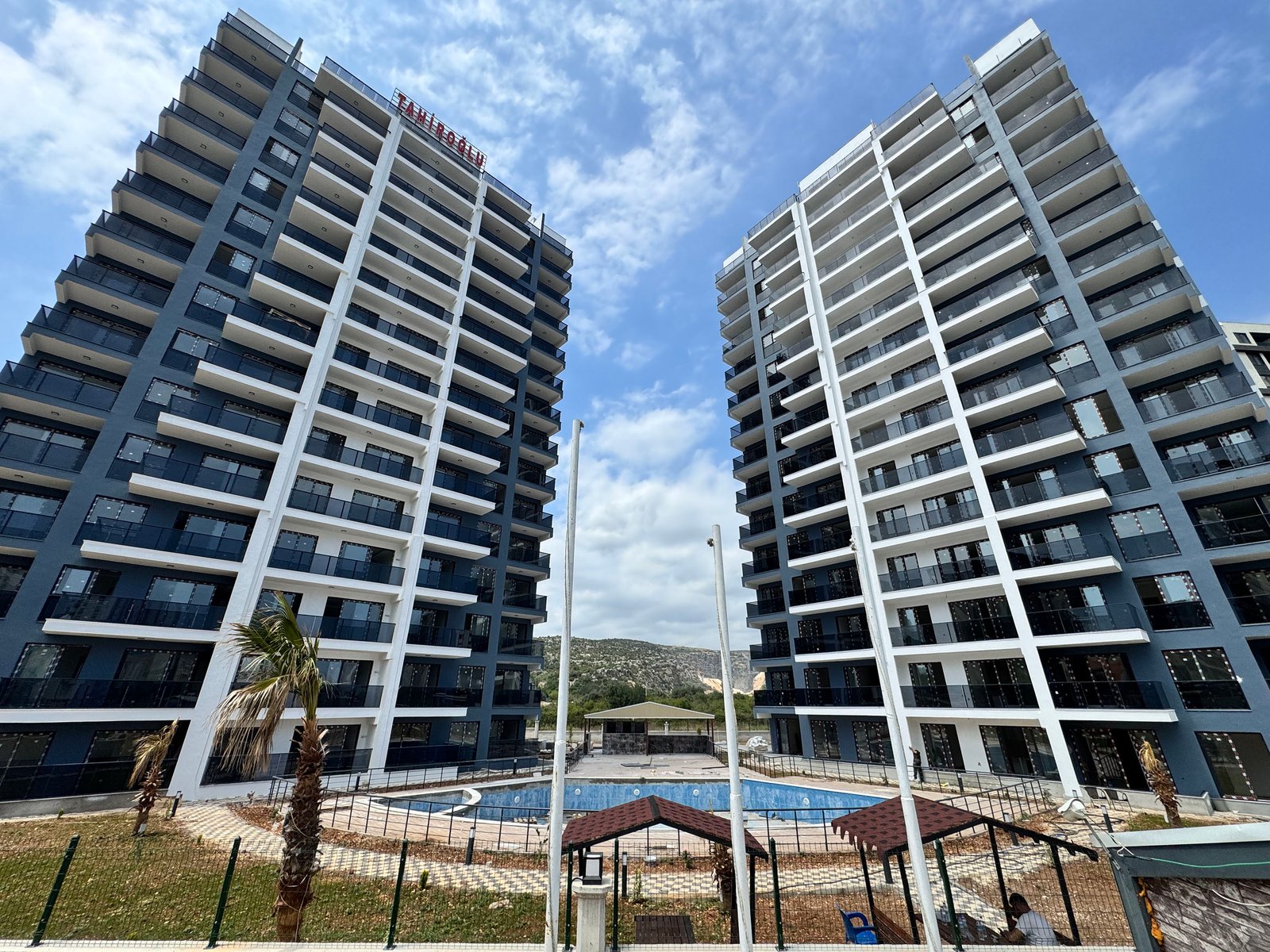 TURYAP TROPIK'TEN KIZ KALESINDE LÜX 1+1 HAVUZLU DAIRE