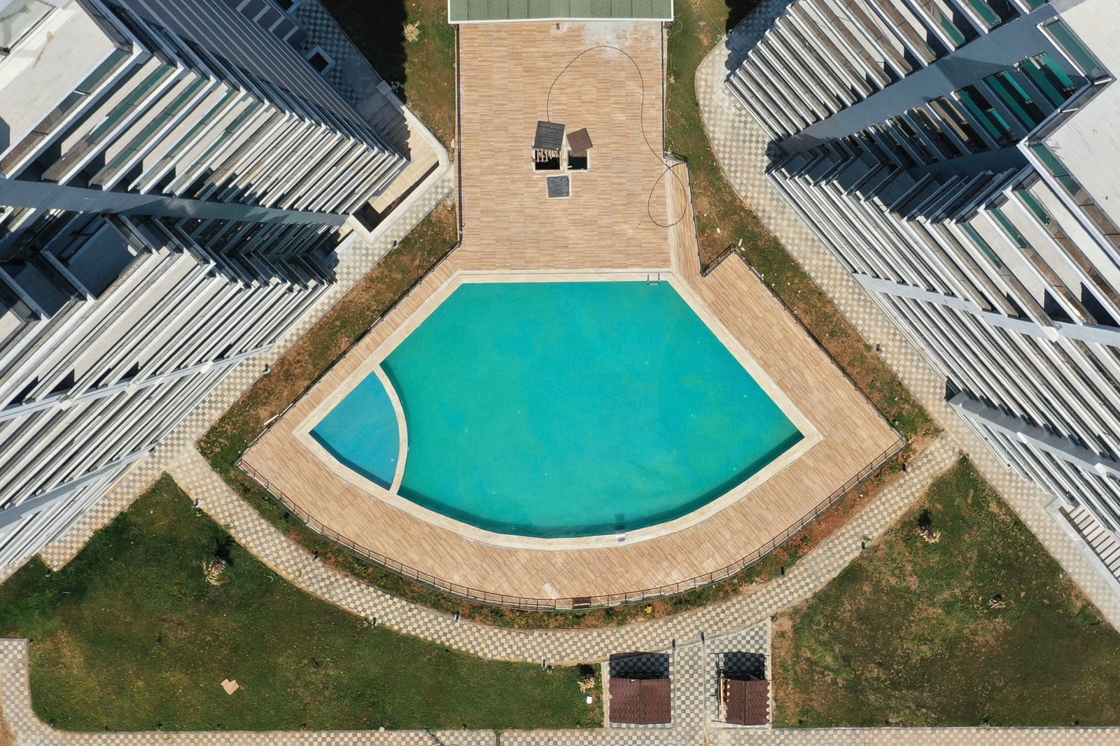 TURYAP TROPIK'TEN KIZ KALESINDE LÜX 1+1 HAVUZLU DAIRE