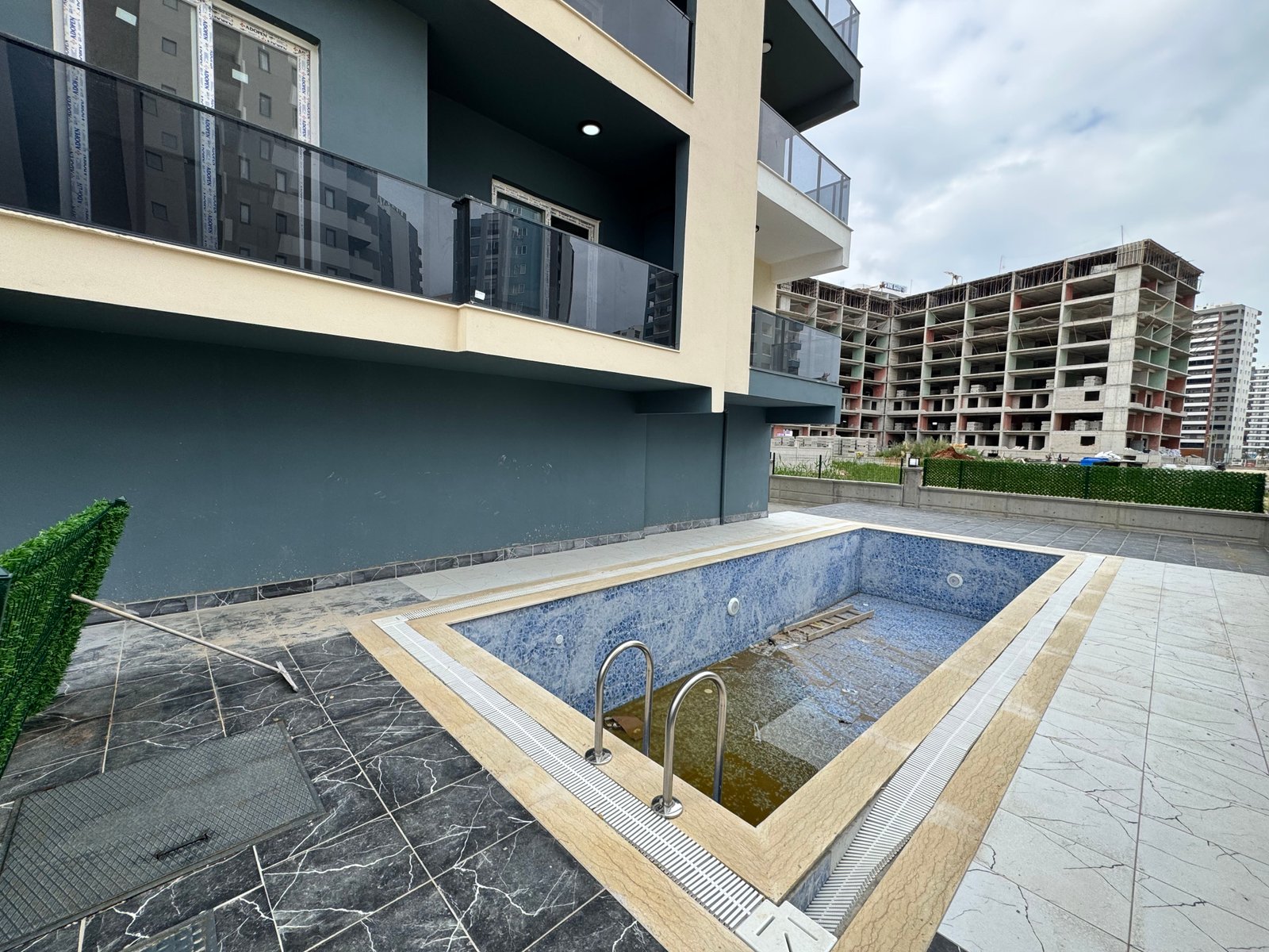 TURYAP TROPIK'TEN ARPAÇBAHŞIŞTE SATILIK HAVUZLU LÜX 1+1 DAİRE